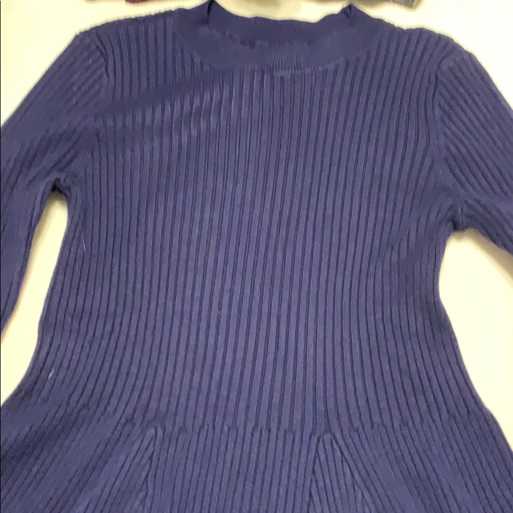 Ribbed kings sleeve sweater with flounce bottom